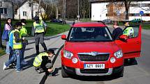 Děti ze Základní školy Žerotínova ve Valašském Meziříčí společně s dopravními policisty kontrolují motoristy.