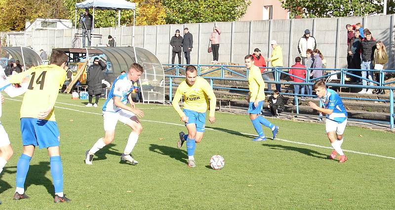 Fotbalisté Vsetína (modro-bílé dresy) odehráli zápas proti Kozlovicím.