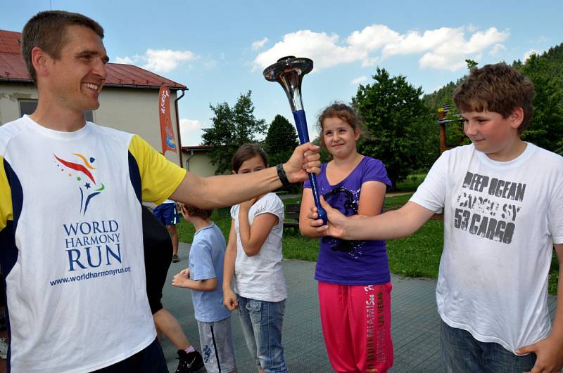 Účastníci světového běhu harmonie zavítali v pondělí 18. června 2012 mezi děti do základní školy v Huslenkách