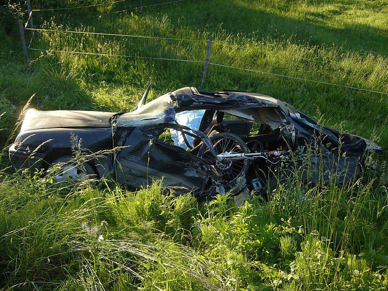 Obrovská tragédie se odehrála ve středu 9. června navečer v Brankách na Vsetínsku. Na železničním přejezdu srazil vlak projíždějící auto. Za jeho volantem seděl teprve patnáctiletý hoch. Zemřel na místě. Další dva spolujezdci jsou v kritickém stavu.