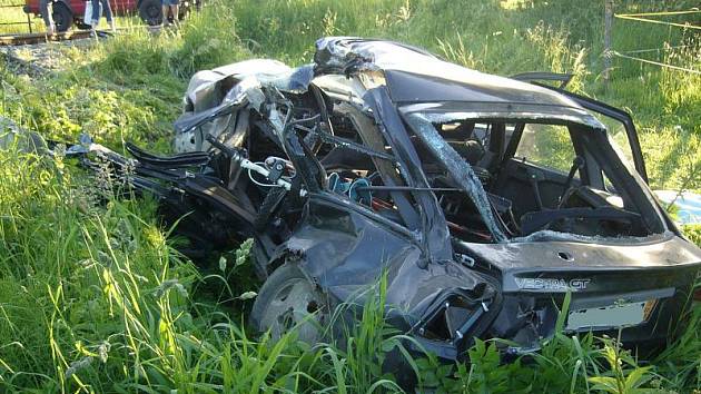 Obrovská tragédie se odehrála ve středu 9. června navečer v Brankách na Vsetínsku. Na železničním přejezdu srazil vlak projíždějící auto. Za jeho volantem seděl teprve patnáctiletý hoch. Zemřel na místě. Další dva spolujezdci jsou v kritickém stavu.