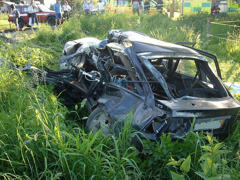 Obrovská tragédie se odehrála ve středu 9. června navečer v Brankách na Vsetínsku. Na železničním přejezdu srazil vlak projíždějící auto. Za jeho volantem seděl teprve patnáctiletý hoch. Zemřel na místě. Další dva spolujezdci jsou v kritickém stavu.