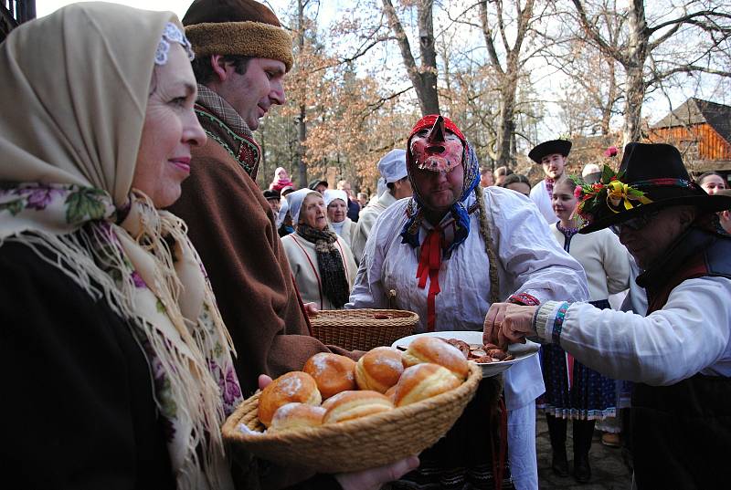 Masopustní veselí ve Valašském muzeu v přírodě v Rožnově pod Radhoštěm s tradičními obchůzkami masopustních masek zpestřené už tradičně soutěžemi o nejlepší valašskou tlačenku a klobásu.