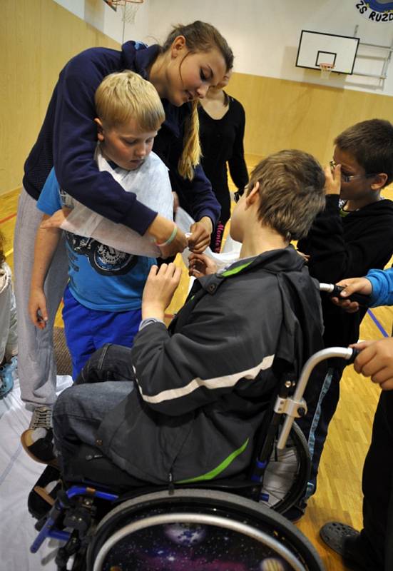 Studentky Střední a vyšší odborné školy zdravotnické ze Vsetína zavítaly v úterý 4. června 2013 do Základní školy v Růžďce. 