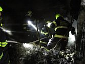 Hasiči zasahují v pondělí 28. ledna 2019 u požáru stodoly na pasekách v údolí Jezerné ve Velkých Karlovicích.