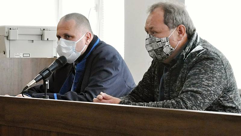 Pavel Pryszcz z Karvinska (uprostřed) obžalovaný z nedbalostního trestného činu v souvislosti s ničivým požárem chaty Libušín na Pustevnách v roce u Okresního soudu ve Vsetíně; čtvrtek 11. června 2020