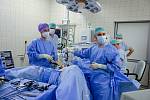 Chirurgové Vsetínské nemocnice využívají nově při laparoskopických operacích špičkovou robotickou ruku; duben 2022