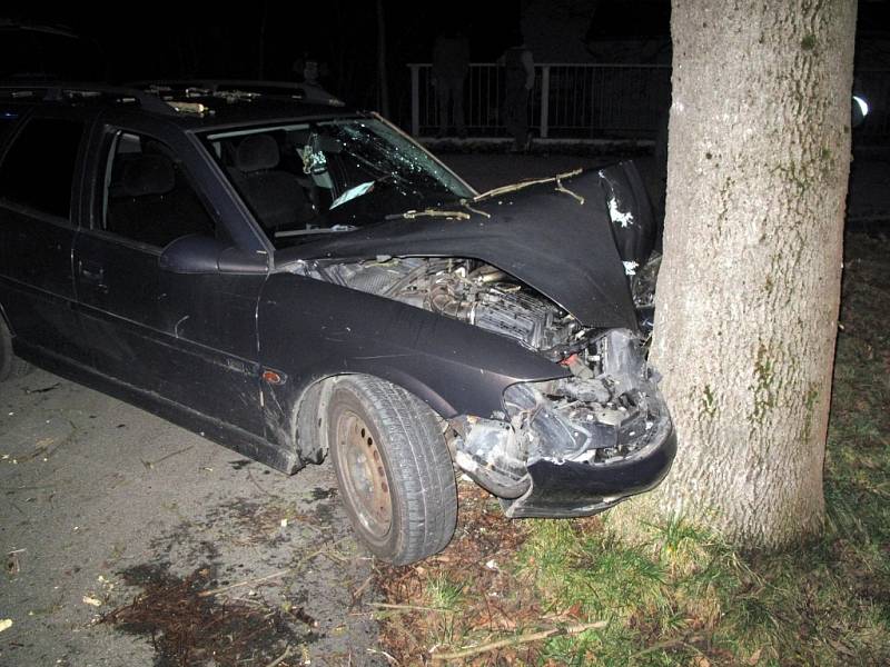 Osobní auto zastavilo o strom, řidič se zranil