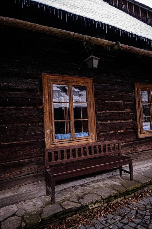 Večerní Valašské muzeum v přírodě pohledem z dronu i ze země.