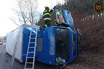 Dopravní nehoda osobního a nákladního vozidla ve Lhotě u Vsetína.