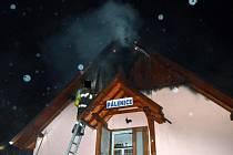 Pálenice hořela v pátek nad ránem (18. 12.) v Novém Hrozenkově. Na likvidaci ohně se podílely čtyři jednotky hasičů.