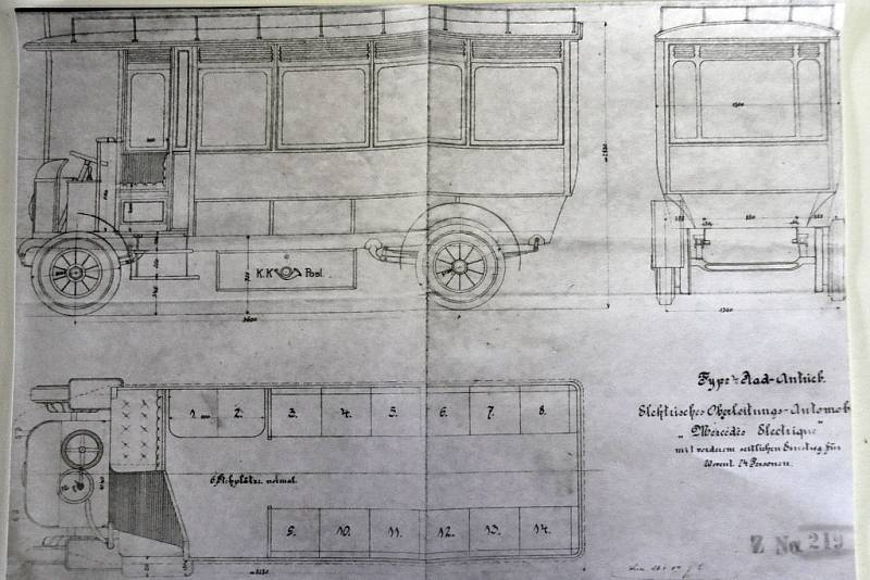 Kolář Augustin Krystyník z Nového Hrozenkova vyrábí repliku více než sto let starého historického trolejbusu Mercedes-electrique-Stoll Gmünd z roku 1907 pro město České Velenice