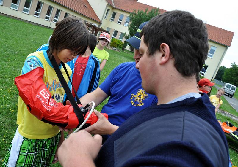 Žáci základní školy v Jablůnce prožili ve čtvrtek 28. června 2012 Den mimořádných událostí: prohlédli si a také vyzkoušeli hasičské vybavení a výstroj.