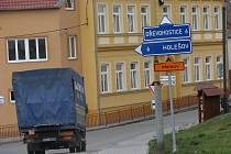 Od pondělí 17. března uzavřela oprava silnice hlavní tah z Bystřice pod Hostýnem do Přerova. Objížďka vede přes Prusinovice a Blazice, kde rapidně vzrostl počet aut.
