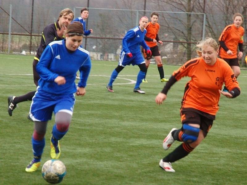 V prvním jarním utkání fotbalistky Valašského Meziříčí (oranžové dresy) podlehly Olomouci 1:4.