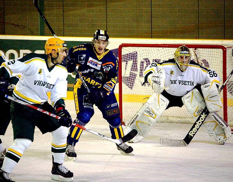 Hokejisté Vsetína (bílé dresy) podlehli v 17. kole východní skupiny druhé ligy Šumperku 2:3.