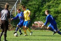 Fotbalisté Prlova (modré dresy) společně s Byninou kralují vsetínské III. třídě.