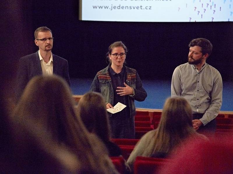 Starosta města Rožnov pod Radhoštěm Radim Holiš (vlevo), Barbora Hudečková za organizaci Člověk v tísni a Pavel Jakubík, vedoucí rožnovského kina Panorama v pondělí 8. dubna 2019 v rožnovském kině Panorama slavnostně zahajují festival dokumentárních filmů