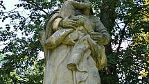 Valašské Meziříčí - socha sv. Josefa s Ježíškem v místě bývalého krásenského náměstí v sousedství zámku Kinských
