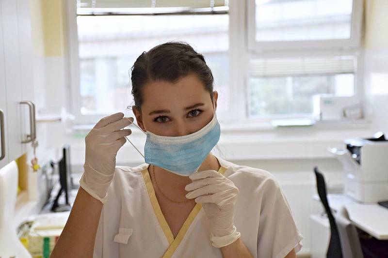 Studentka medicíny Viktorie Mollová se na jaře během první vlny koronavirové epidemie dobrovolně přihlásila ve Vsetínské nemocnici. Pomáhala s péčí o pacienty na infekčním oddělení.