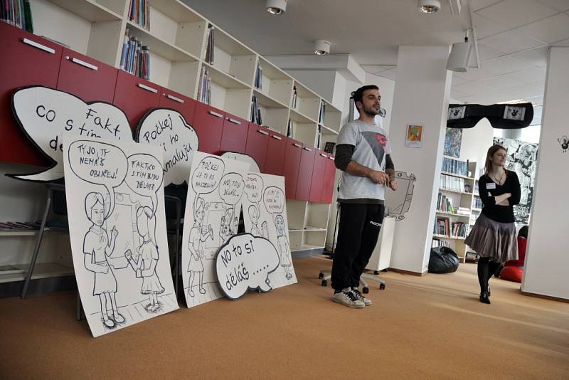 Komiksový koutek U mouchy CC v Masarykově veřejné knihovně ve Vsetíně je v provozu dva roky. Výročí oslavili knihovníci ve středu 4. února 2015 workshopem tvorby komiksů společně s dětmi z Klubu chytrých dětí Rokytnice.