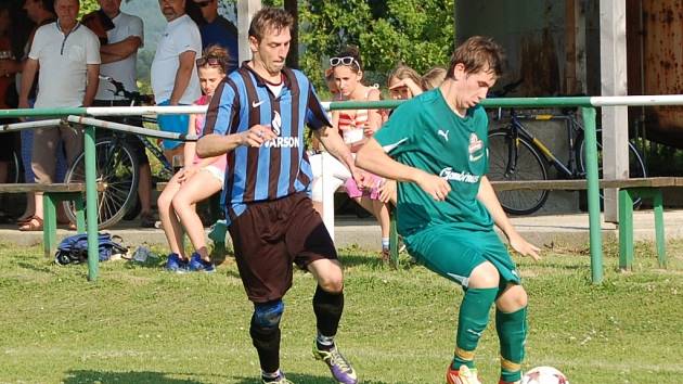 Fotbalisté Loučky (zelené dresy) doma rozdrtili Lužnou 7:1.