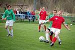 Fotbalisté Hrachovce (červené dresy) v zápase se Štítnou totálně zaspali úvod zápasu a již v 5. minutě prohrávali 0:2. V dalším průběhu sice hru vyrovnali, ale zápas nezachránili. 