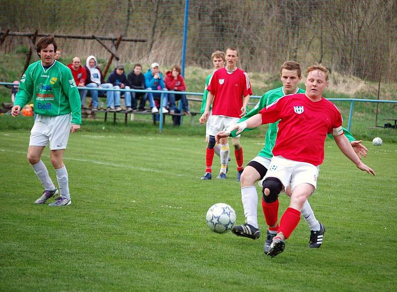 Fotbalisté Hrachovce (červené dresy) v zápase se Štítnou totálně zaspali úvod zápasu a již v 5. minutě prohrávali 0:2. V dalším průběhu sice hru vyrovnali, ale zápas nezachránili. 