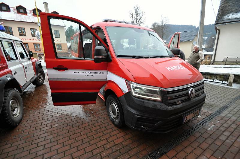 Dobrovolní hasiči ze Zděchova převzali v pátek 19. února 2021 nový osmimístný dopravní automobil Volkswagen Crafter.