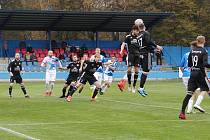 V divizní dohrávce 16. kola se fotbalisté Vsetína (v bílém) rozešli smírně se Šumperkem 1:1.
