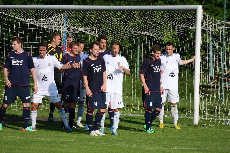 Fotbalisté Valašského Meziříčí (tmavší dresy) prohráli v Lískovci.