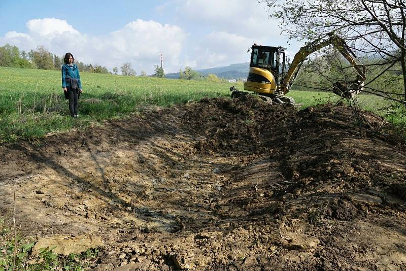 Díky projektu Valašského ekocentra a Plzeňského prazdroje "Putování s kapkou vody", se v květnu 2020 podařilo vyhloubit na Hradisku v Rožnově pod Radhoštěm menší tůň.