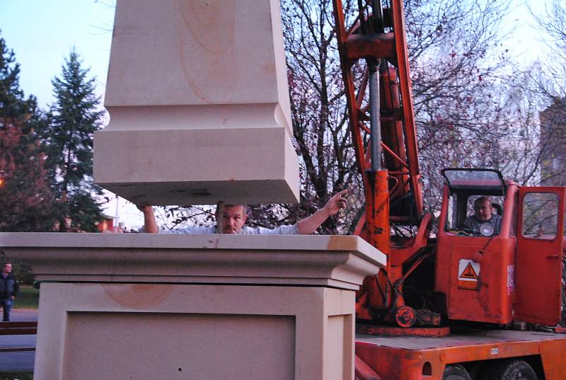 Usazování a úprava nového pomníku obětem první světové války ve Valašském Meziříčí; středa a čtvrtek 7. a 8. listopadu 2018.