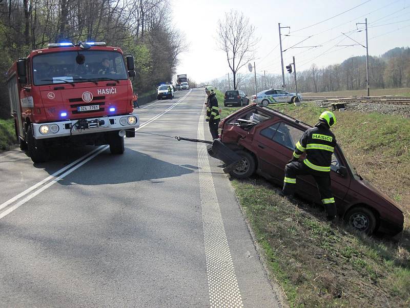 Likvidace následků srážky čtyř vozidel v Jablůnce; pondělí 8. dubna 2019