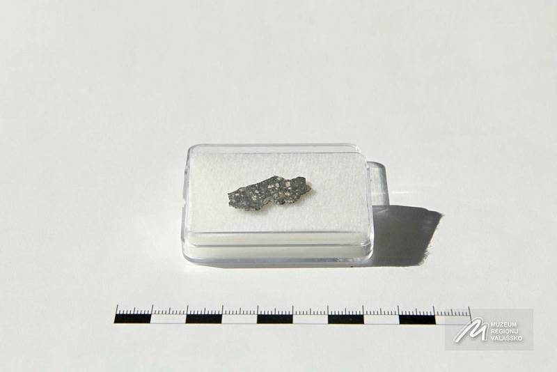 Lunární meteorit NWA 11273: řez z lunaitu, meteoritu pocházejícího z Měsíce, který byl nalezen v roce 2017 v Alžírsku.