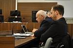 Okresní soud ve Vsetíně začal v pondělí 30. ledna 2023 projednávat případ otravy řeky Bečvy ze září 2020. Na snímku  první zleva ředitel obžalované firmy Energoaqua Oldřich Havelka.