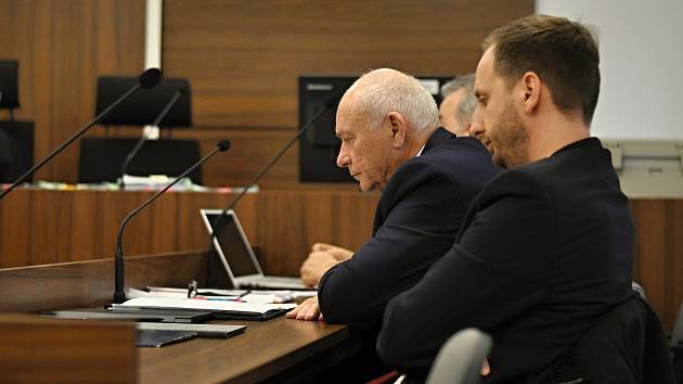 Okresní soud ve Vsetíně začal v pondělí 30. ledna 2023 projednávat případ otravy řeky Bečvy ze září 2020. Na snímku  první zleva ředitel obžalované firmy Energoaqua Oldřich Havelka.