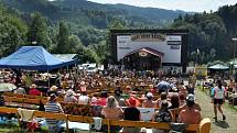 Závěrečné loučení pořadatelů s diváky na konci sobotního programu na scéně Letní kino na 16. ročníku country festivalu Starý dobrý western; Bystřička, Vsetínsko, sobota 2. srpna 2014