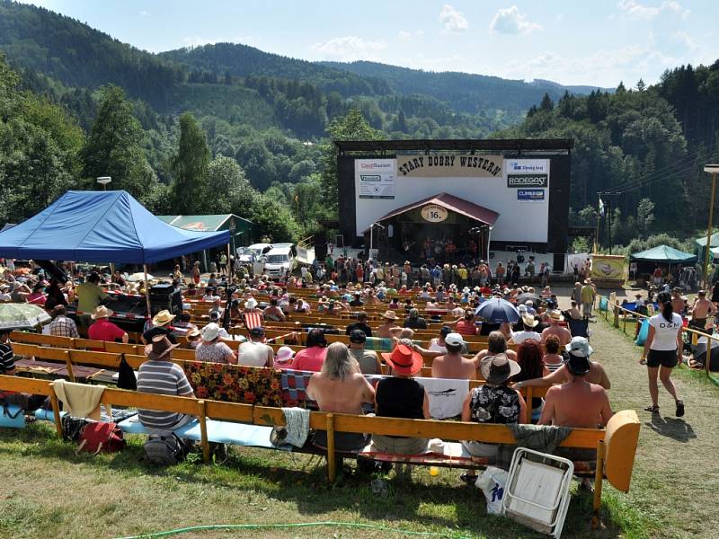 Závěrečné loučení pořadatelů s diváky na konci sobotního programu na scéně Letní kino na 16. ročníku country festivalu Starý dobrý western; Bystřička, Vsetínsko, sobota 2. srpna 2014