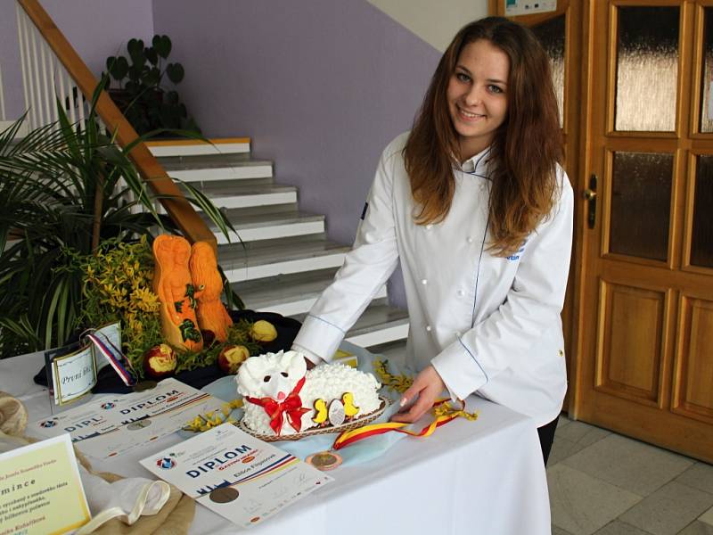 Žákyně oboru cukrář ze Střední odborné školy Josefa Sousedíka ve Vsetíně vystavovaly své vítězné cukrářské a vyřezávané výrobky.
