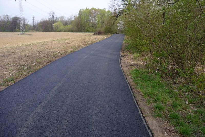 Dělníci pracují na stavbě čtyřkilometrové cyklostezky, která spojí Valašské Meziříčí s městskou částí Juřinka. Hotová bude v září 2014. 