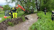 Velká voda potrápila hasiče 22. května 2019 v Huslenkách. Usměrňovali koryto u fotbalového hřiště, aby voda nezaplavovala silnici.