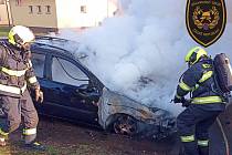 Hasiči zasahují v úterý 19. března 2024 odpoledne u požáru osobního automobilu značky Ford v Mikulůvce na Vsetínsku.