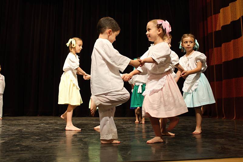 Druhý ročník přehlídky folklorních a uměleckých souborů Ondrášova valaška v Rožnově pod Radhoštěm