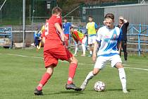 Remízou 1:1 skončilo v sobotu divizní derby Vsetína (v modrém) a Slavičína.