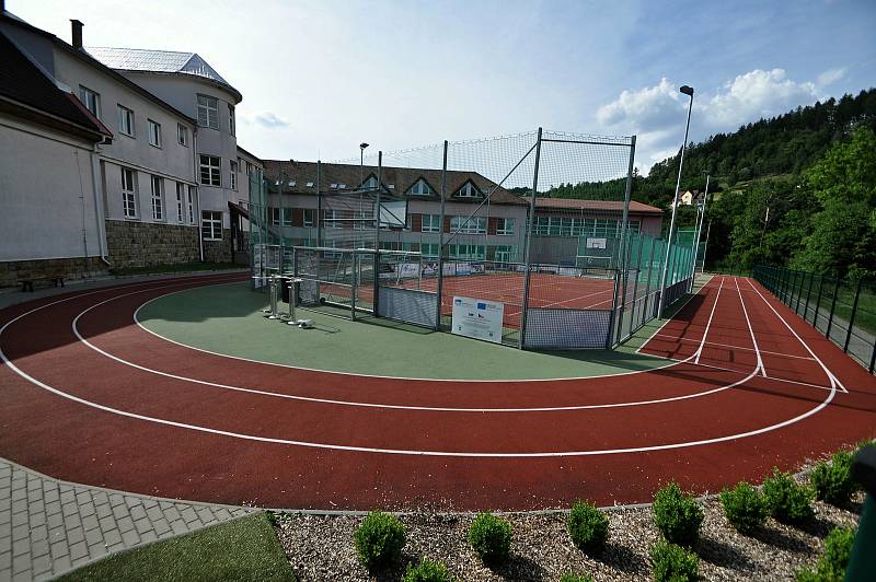 Horní Bečva - atletické hřiště s oválem v areálu základní školy