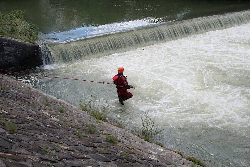 Hovězský splav na 28 km řeky Bečvy 23. června 2020 v 11.30. Zhruba 19 hodin předtím tu utonuli dva vodáci, které vtáhl proud pod splav. Lodní vak vytáhli hasiči druhý den před polednem.