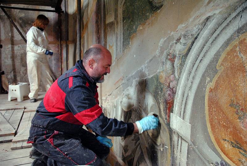Restaurátoři Romana Balcarová a Peter Stirber obnovují cenné barokní fresky J. I. Sadlera v kapli meziříčského zámku Žerotínů.