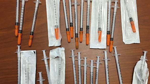 Injekční stříkačky zajištěné policisty u sedmadvacetileté dealerky pervitinu z Novojíčínska zadržené na konci dubna 2019 v Rožnově pod Radhoštěm.