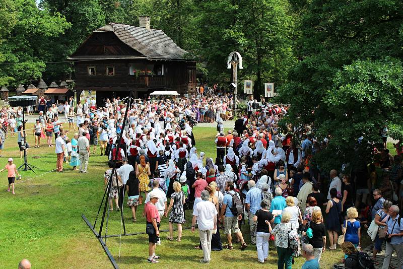 Rožnov pod Radhoštěm je podle místních branou Beskyd a srdcem Valašska. Svatoanenská pouť 2017.